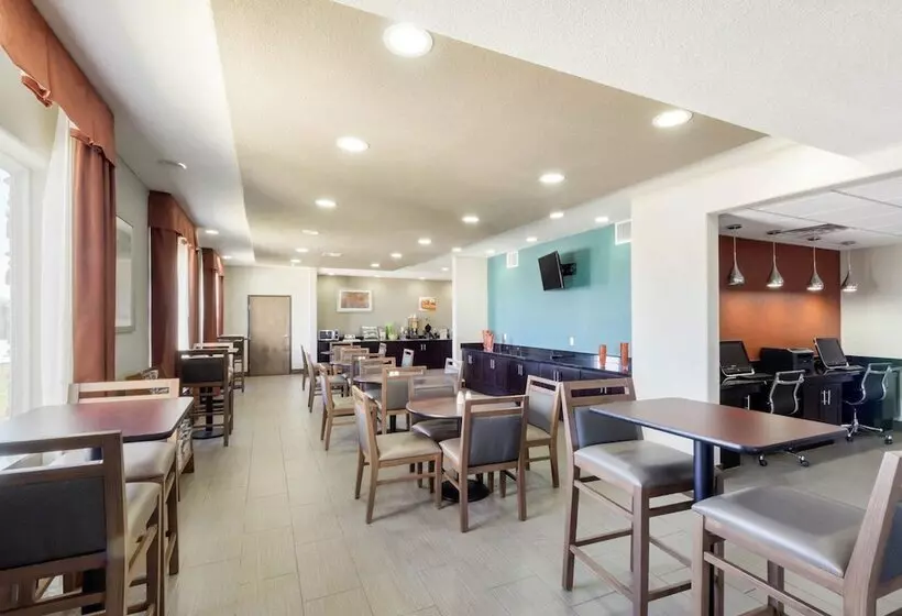 Отель Quality Inn & Suites Victoria East