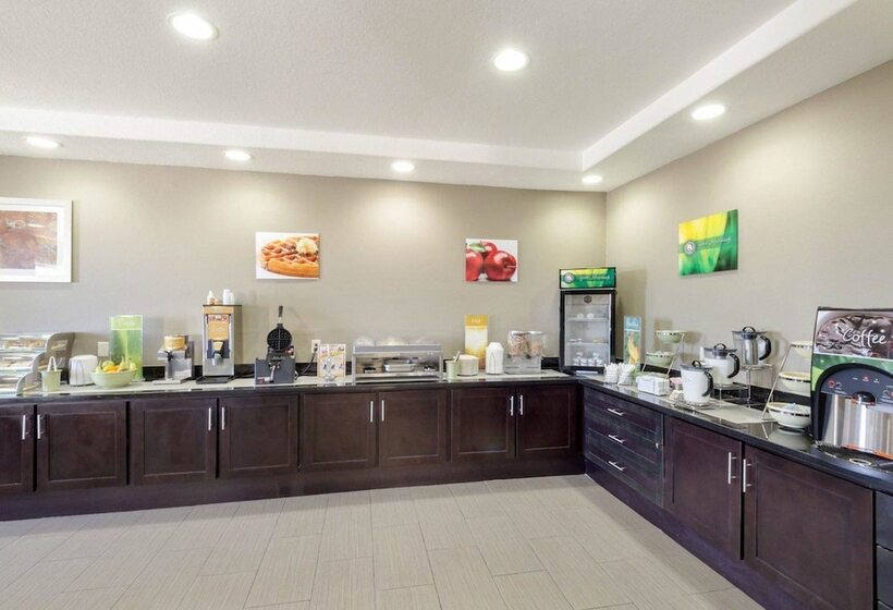 Отель Quality Inn & Suites Victoria East