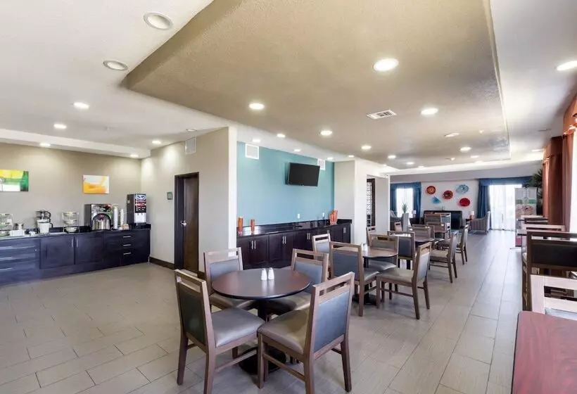 Отель Quality Inn & Suites Victoria East