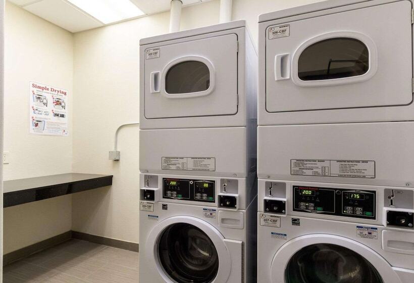 Отель Quality Inn & Suites Victoria East