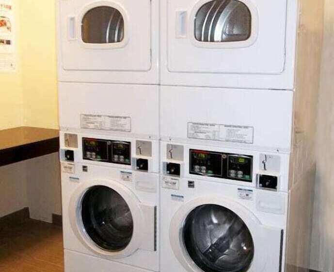 Отель Quality Inn & Suites Victoria East