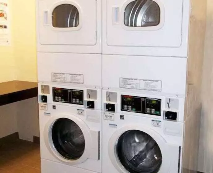 Отель Quality Inn & Suites Victoria East