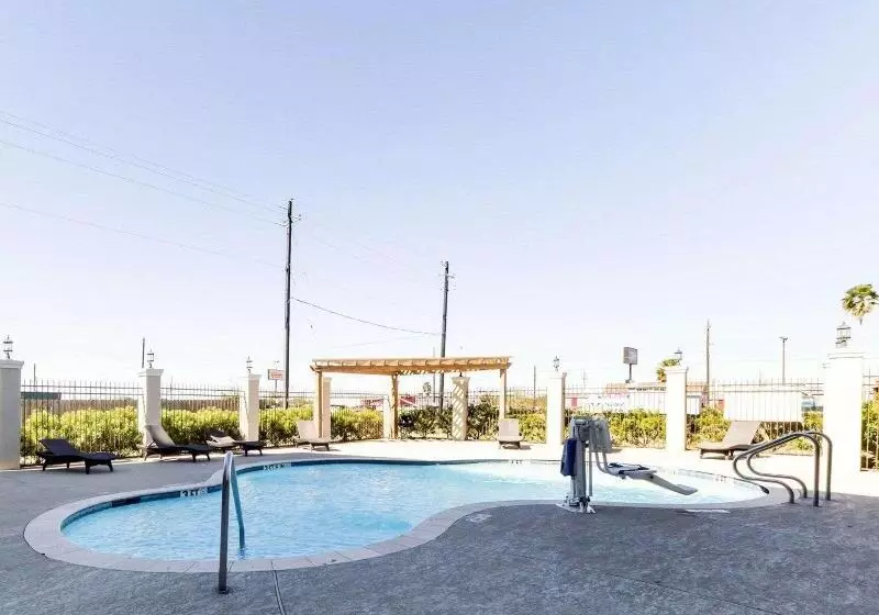 Отель Quality Inn & Suites Victoria East