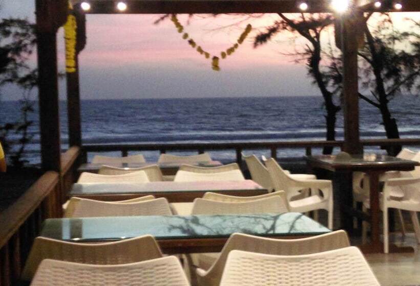 فندق Shining Sand Beach