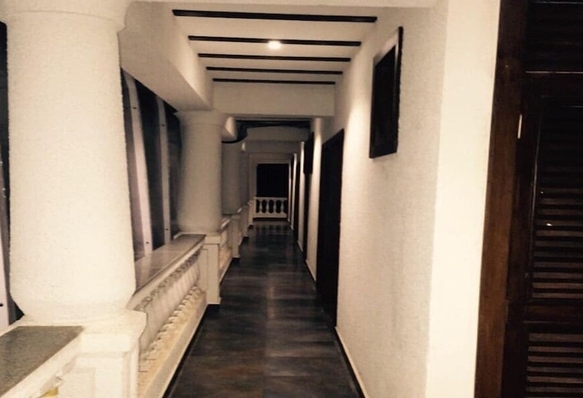 فندق Shining Sand Beach