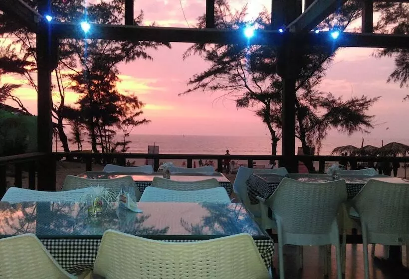 Hotel Shining Sand Beach