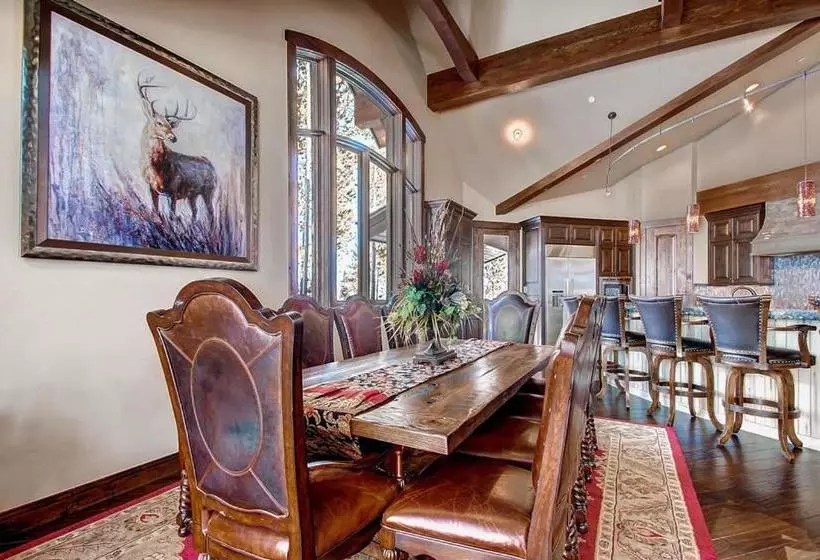 Отель Slopeside Manor On Peak 8