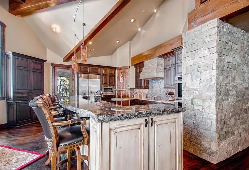 Отель Slopeside Manor On Peak 8