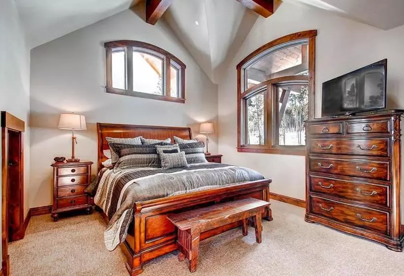 Отель Slopeside Manor On Peak 8