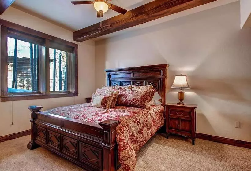 Отель Slopeside Manor On Peak 8