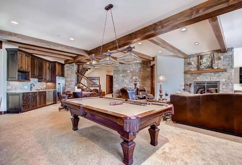 Отель Slopeside Manor On Peak 8