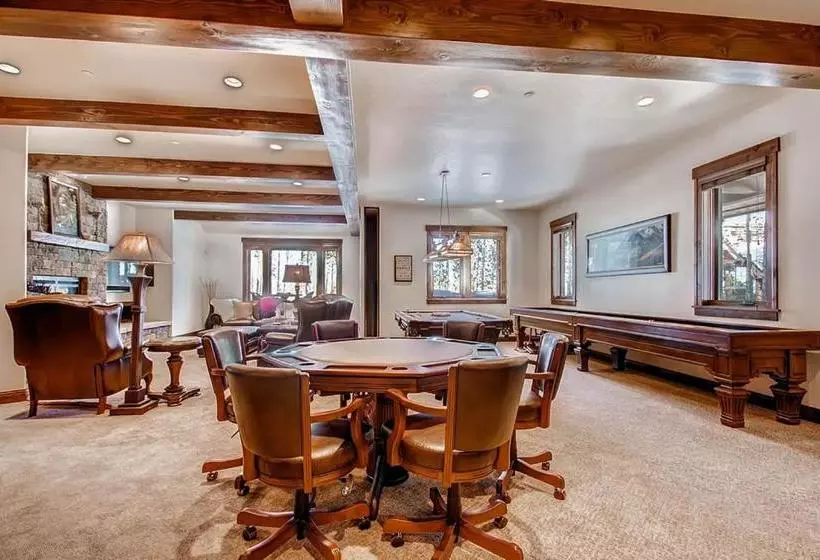 Отель Slopeside Manor On Peak 8