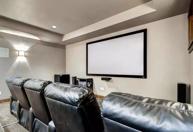 Отель Slopeside Manor On Peak 8