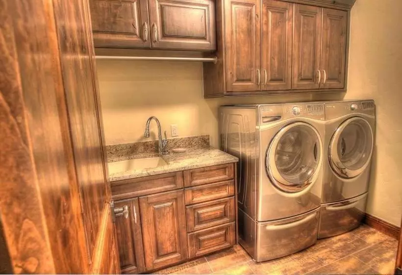 Отель Slopeside Manor On Peak 8