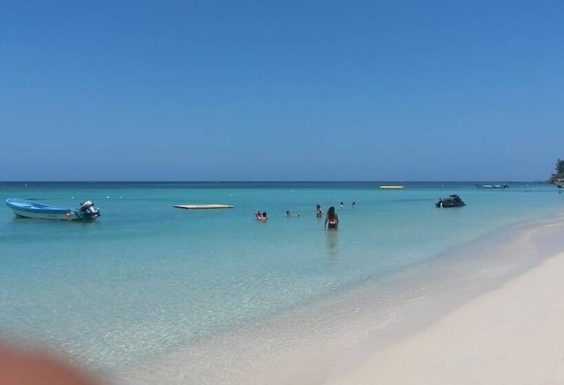 هتل West Bay Colonial