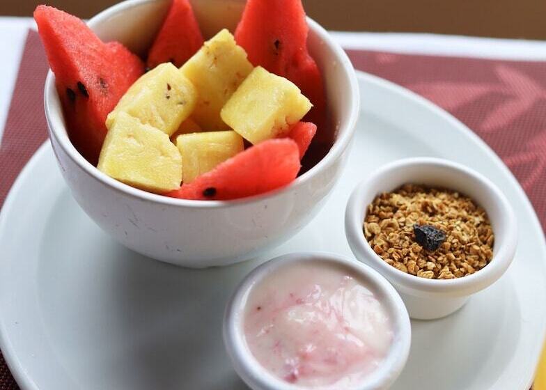 هتل West Bay Colonial