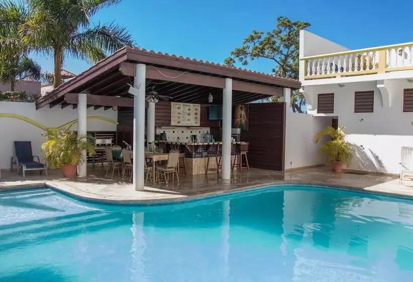 هتل West Bay Colonial