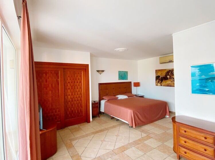 هتل West Bay Colonial