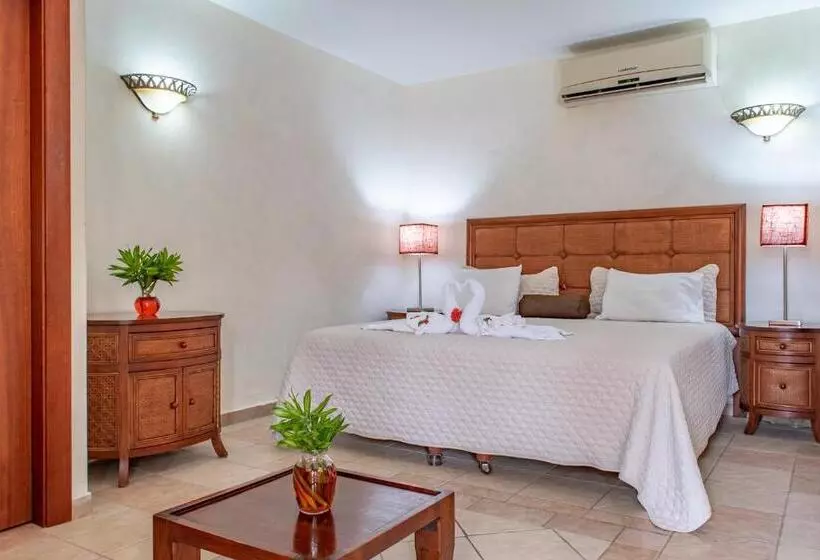 هتل West Bay Colonial