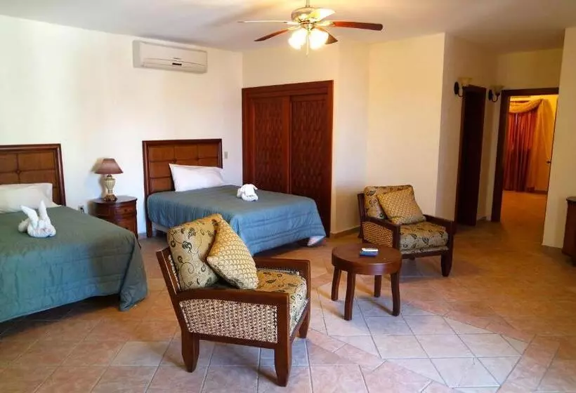 هتل West Bay Colonial