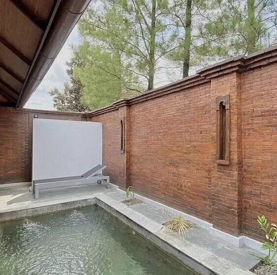 Chrome Hotel & Resort Solo