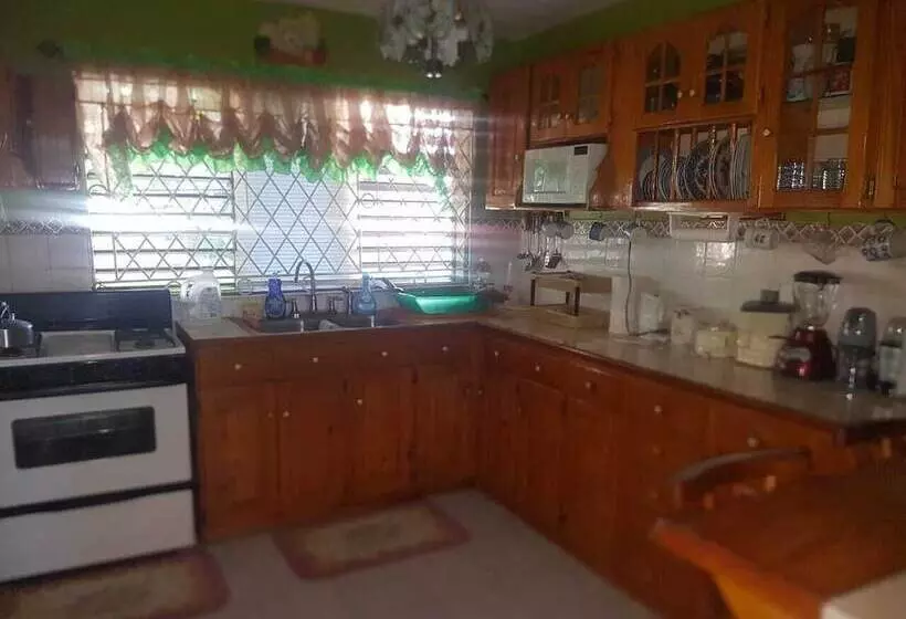 تختخواب و صبحانه Victoria S Place