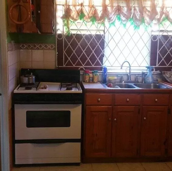 تختخواب و صبحانه Victoria S Place