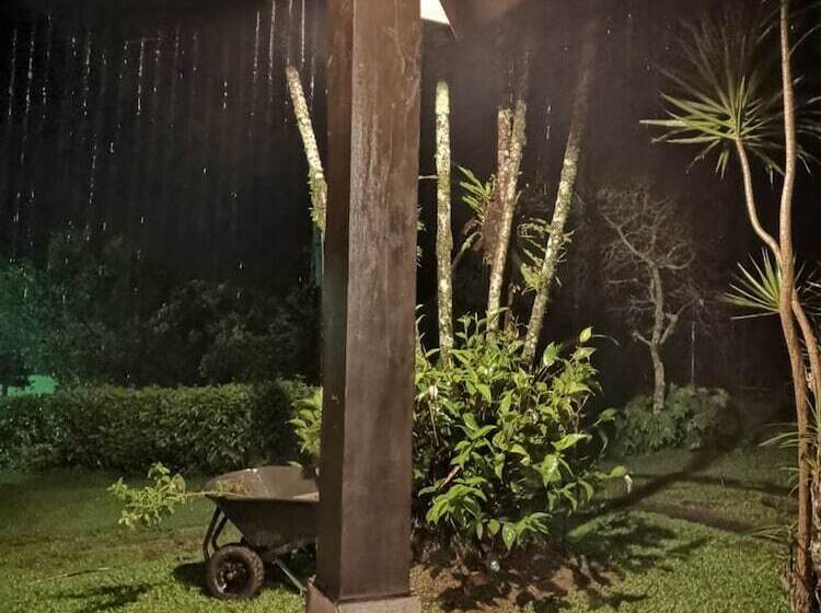 בית מלון כפרי Los Gallitos Eco Lodge