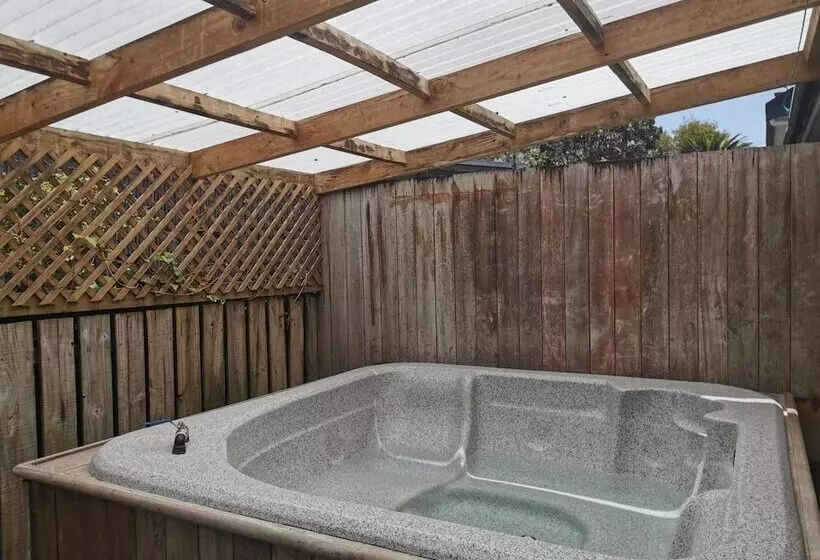 Parakai Geothermal Motel