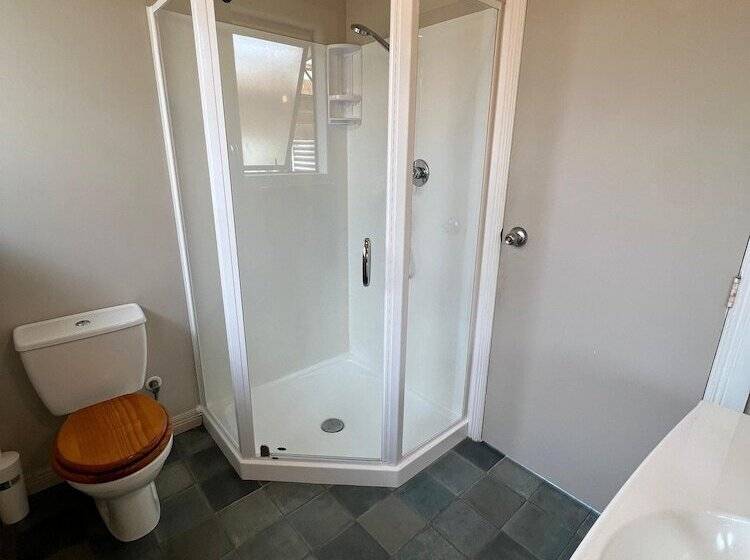 Parakai Geothermal Motel