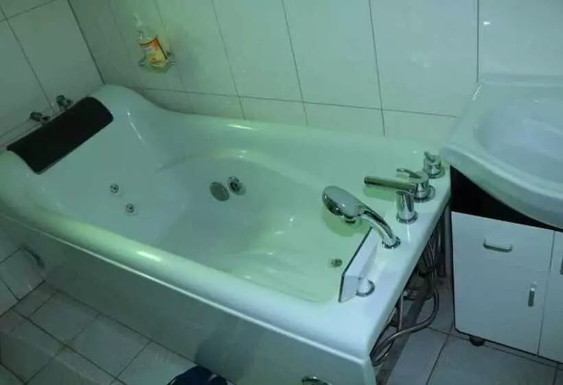 پانسیون A & J Holiday Suites