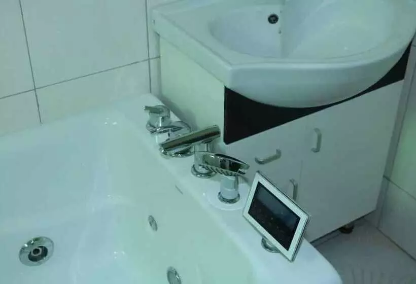پانسیون A & J Holiday Suites