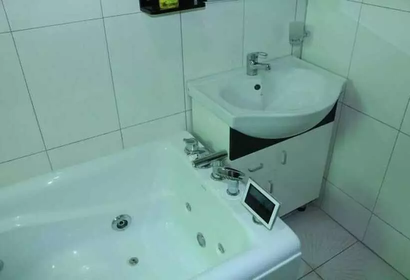 پانسیون A & J Holiday Suites