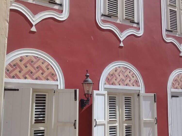 تختخواب و صبحانه Sombré Di Kabana