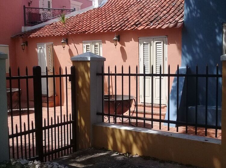 تختخواب و صبحانه Sombré Di Kabana