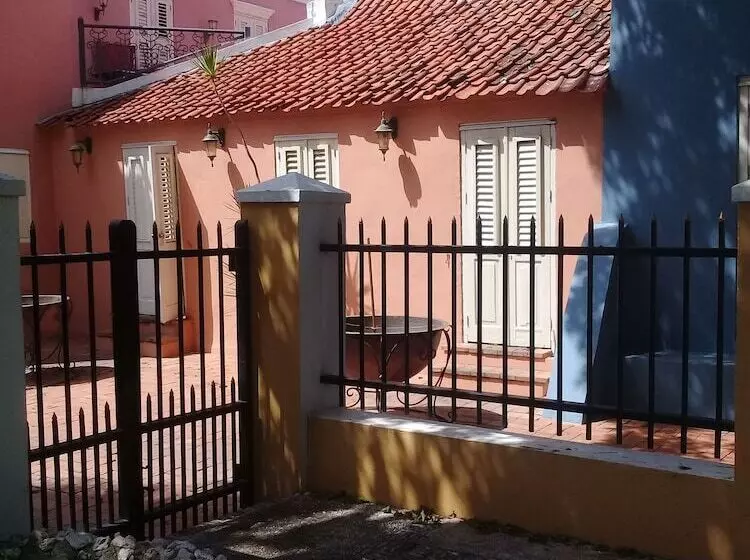تختخواب و صبحانه Sombré Di Kabana