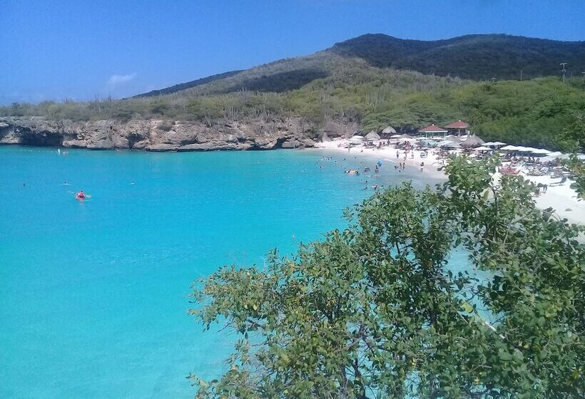 تختخواب و صبحانه Sombré Di Kabana