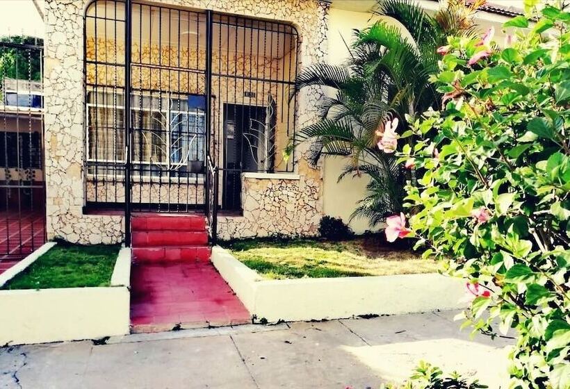 Casa La Vieja Guardia   Hostel