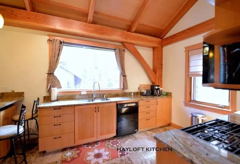 Hotelli Carriage House Accommodations