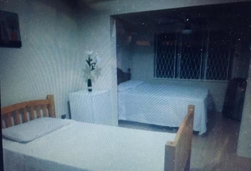 تختخواب و صبحانه La Vie Est Belle Trinidad