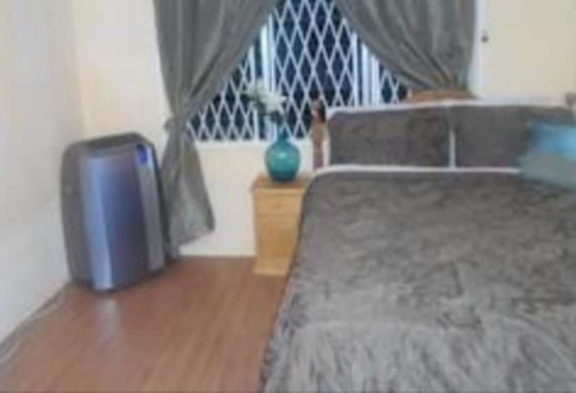 تختخواب و صبحانه La Vie Est Belle Trinidad