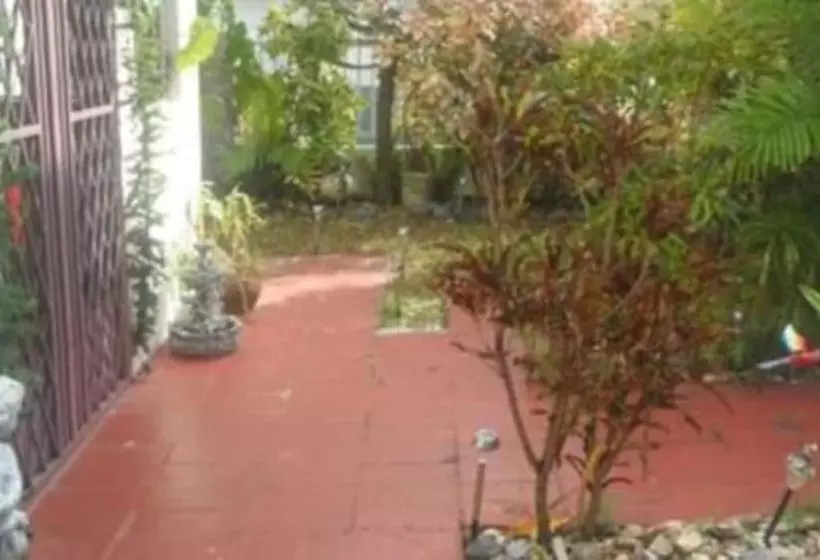 تختخواب و صبحانه La Vie Est Belle Trinidad