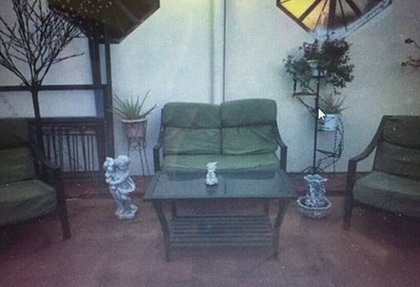 تختخواب و صبحانه La Vie Est Belle Trinidad