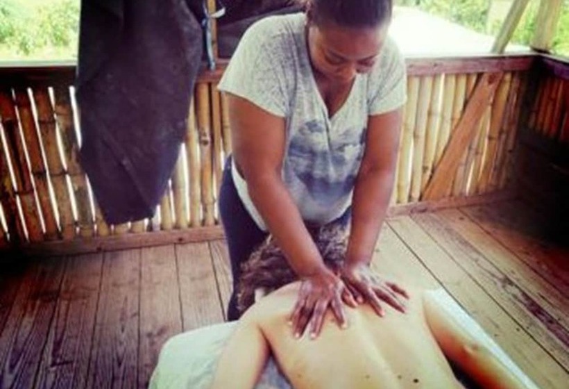 هتل Camp Cabarita