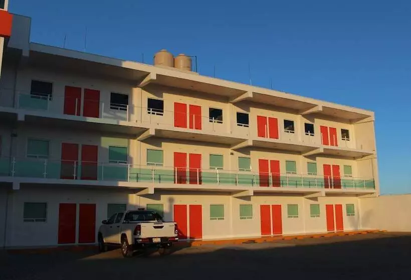 ホテル Los Pinos Express