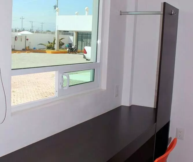 ホテル Los Pinos Express