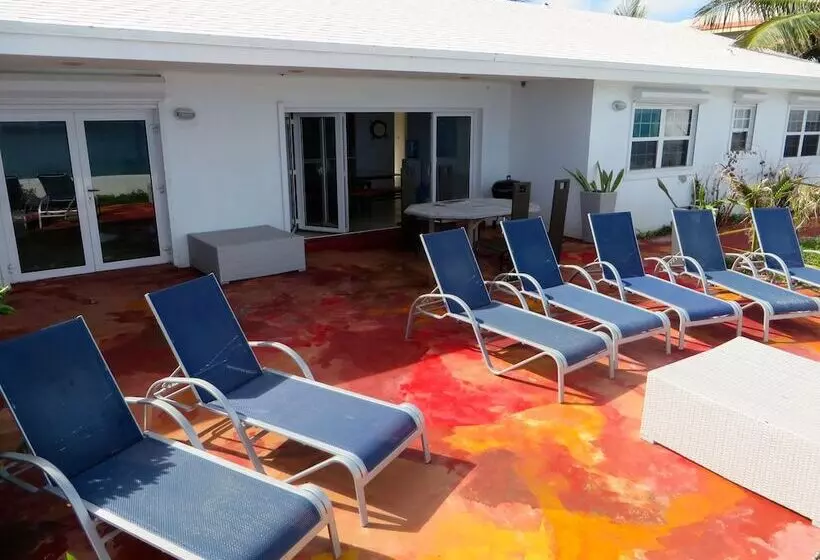Art Retreat Bahamas   Hostel