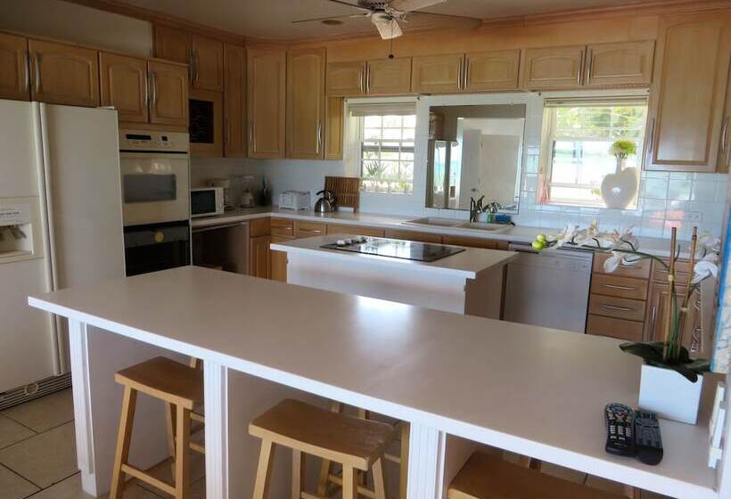 Art Retreat Bahamas Hostel