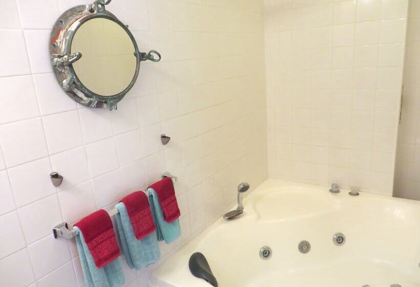 Art Retreat Bahamas Hostel