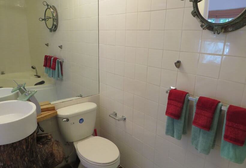 Art Retreat Bahamas Hostel